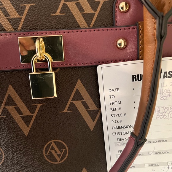 Adrienne Vittadini Bag 🌸 - Picture 2 of 7